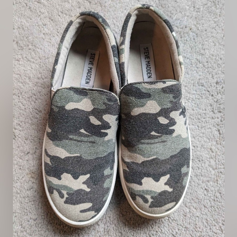 Women’s Steve Madden Slip-Ons (size 7)